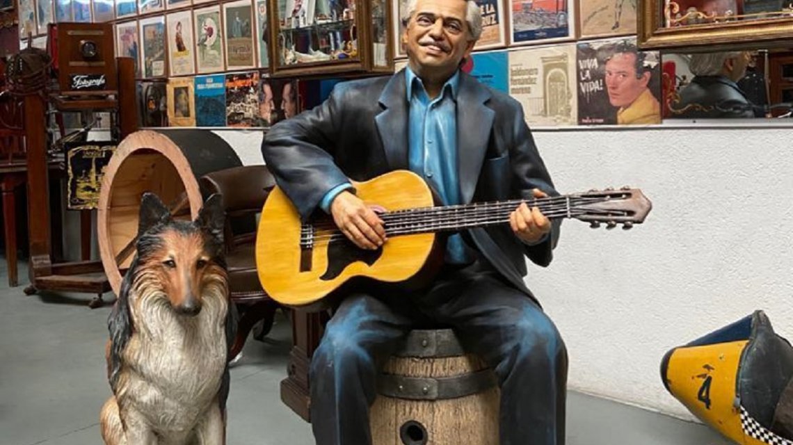 El Presidente fue homenajeado por sus amigos con una estatua