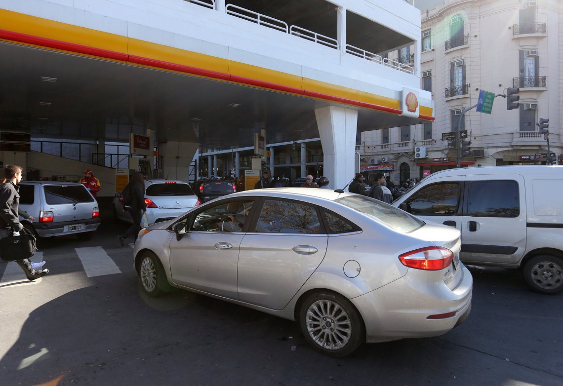 Efecto coronavirus: la demanda de combustibles cayó hasta un 85% en el país