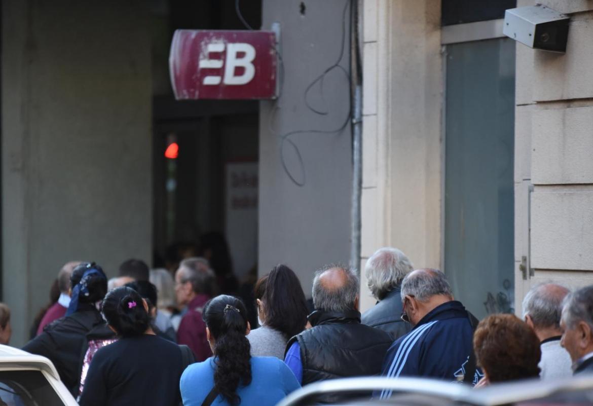 Este miércoles abren los bancos para pagar jubilaciones y AUH