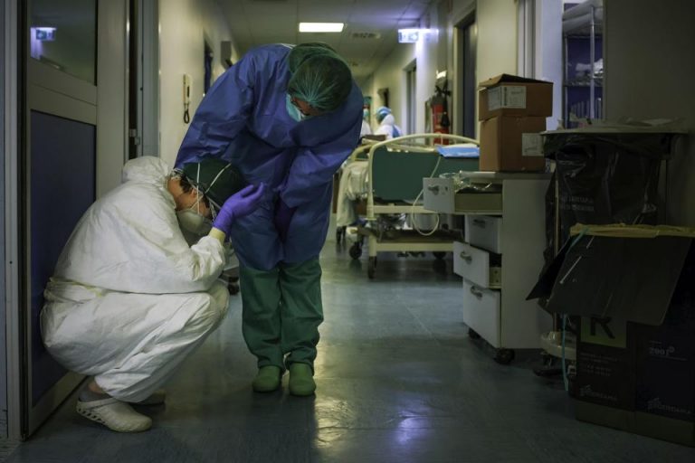 Coronavirus: en Italia se suicidaron dos enfermeras y miles de médicos se enfermaron