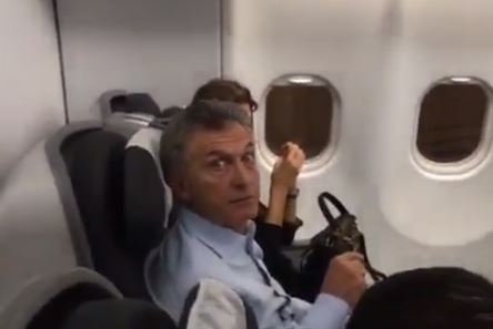 Macri fue escrachado en un avión: “Ladrón, arruinaste el país”