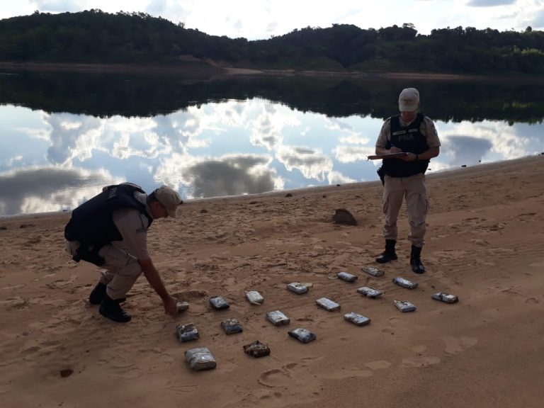 Eldorado: Prefectura encontró 18 “panes” de marihuana en el río Paraná
