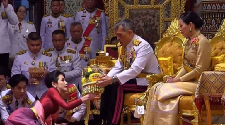 El rey de Tailandia se aisló en un hotel de lujo junto a 20 concubinas por la cuarentena