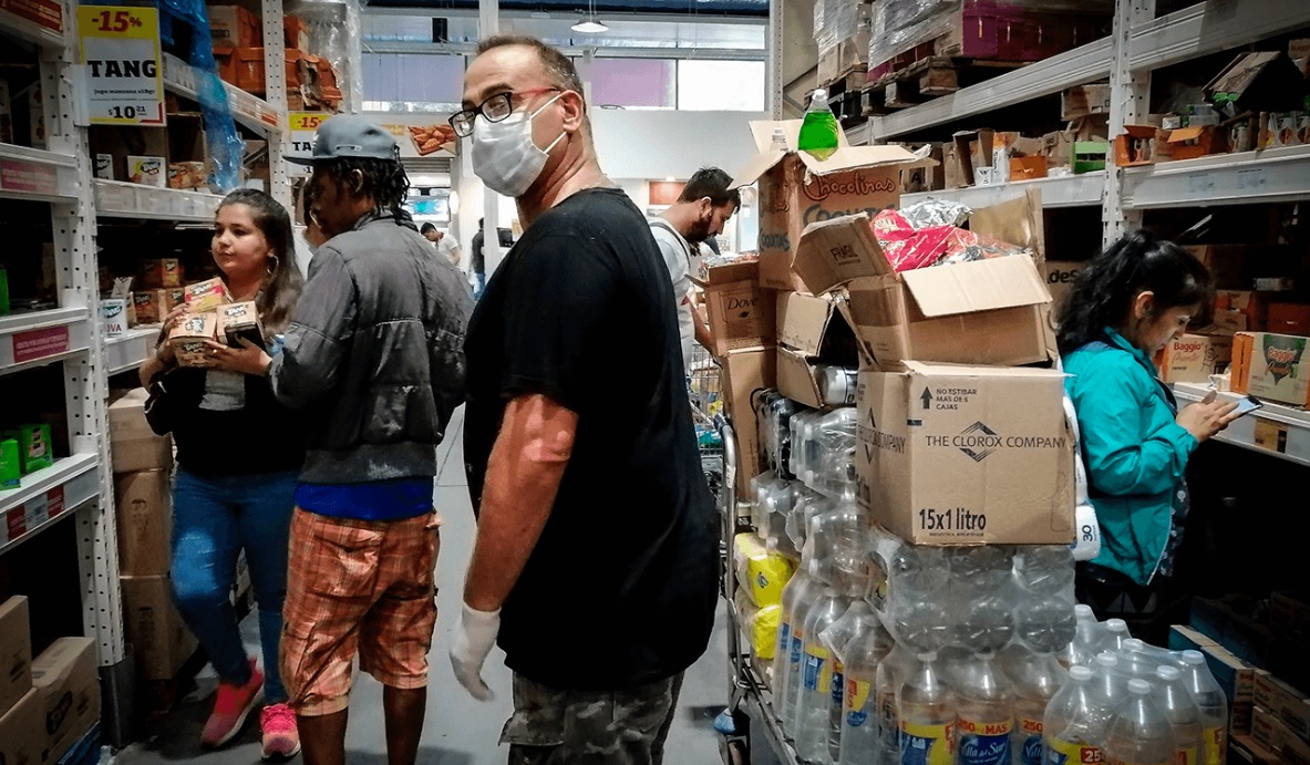 Coronavirus: ¿Es posible infectarse al tocar los alimentos en el supermercado?