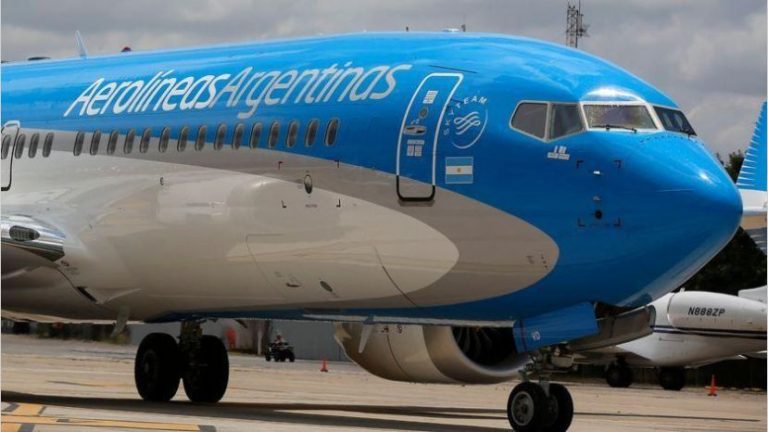 Aerolíneas Argentinas reanuda operaciones en cinco corredores