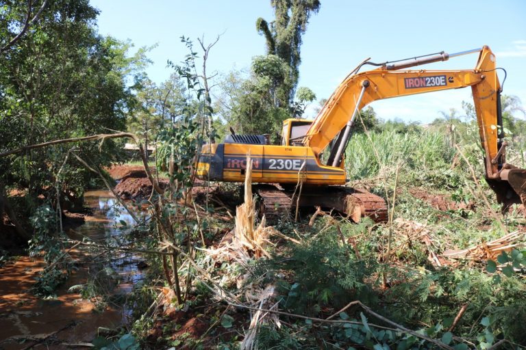 Oberá: realizaron limpieza y canalización del arroyo Mbotaby