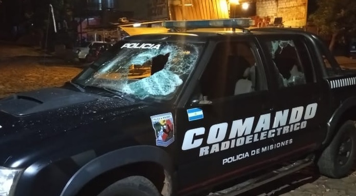 Descomunal desorden dejó 6 detenidos en la chacra 128 de Posadas: hirieron a policías y destrozaron una patrulla
