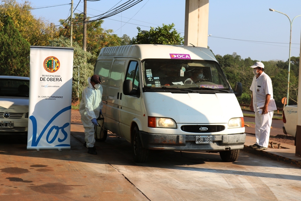 Oberá: desinfectan vehículos al ingreso de la ciudad