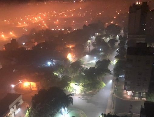 Posadas con humo en el aire: bomberos tratan de sofocar el incendio detrás de la Biofábrica