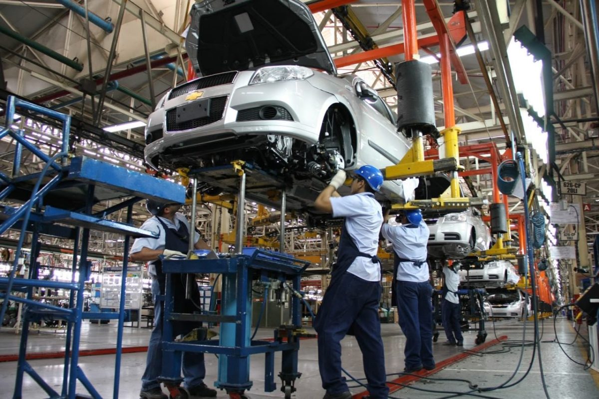 Las automotrices piden ayuda al Gobierno para pagar salarios de abril