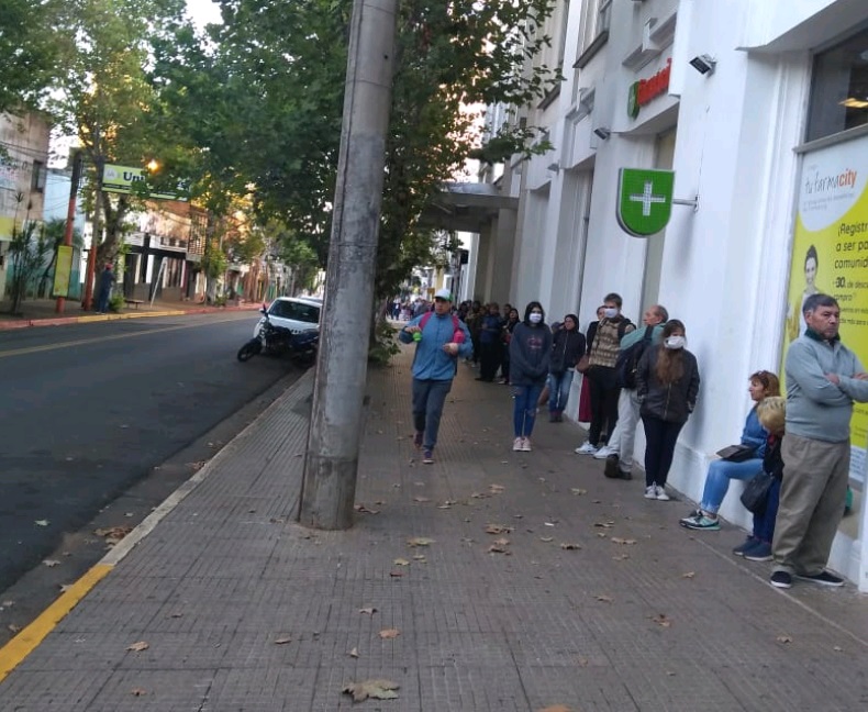 Aglomeración en cuarentena: largas filas en los bancos para cobrar jubilaciones y AUH en Posadas