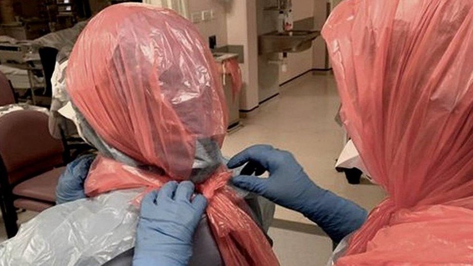 Médicos ingleses usan bolsas de basura para protegerse del coronavirus
