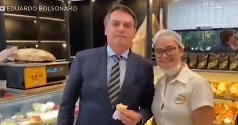 Bolsonaro sigue minimizando al coronavirus: paseó por una panadería saludando a la gente