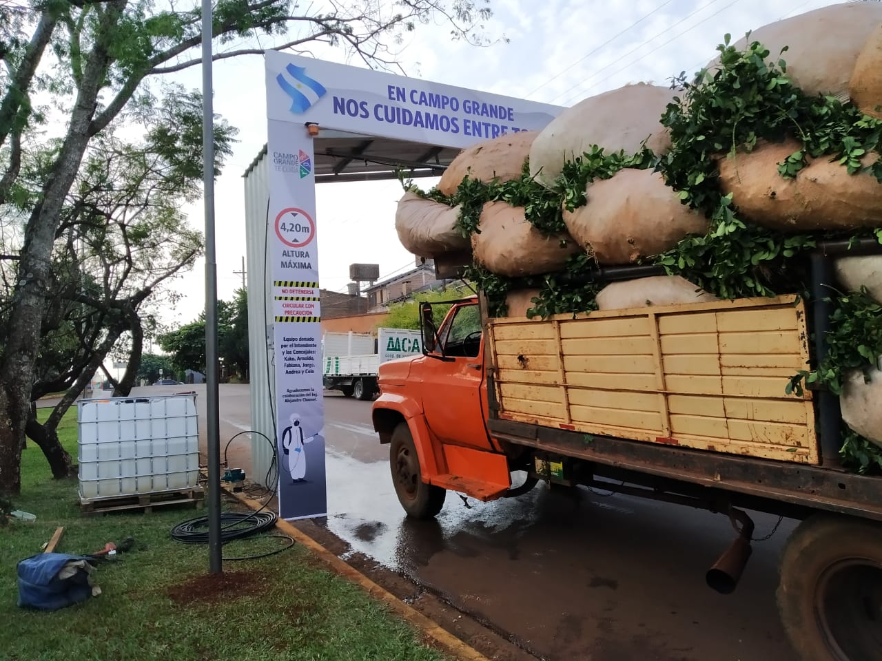 Coronavirus: Campo Grande instaló un arco desinfectante para vehículos que ingresan a la ciudad
