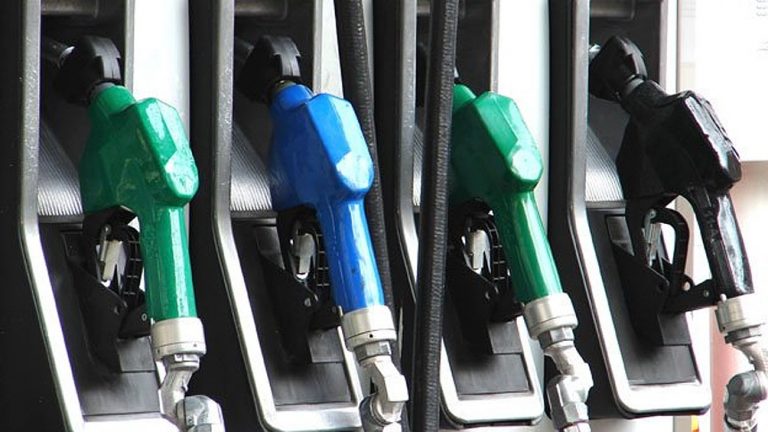 Caída del petróleo: estacioneros no prevén bajas en los combustibles