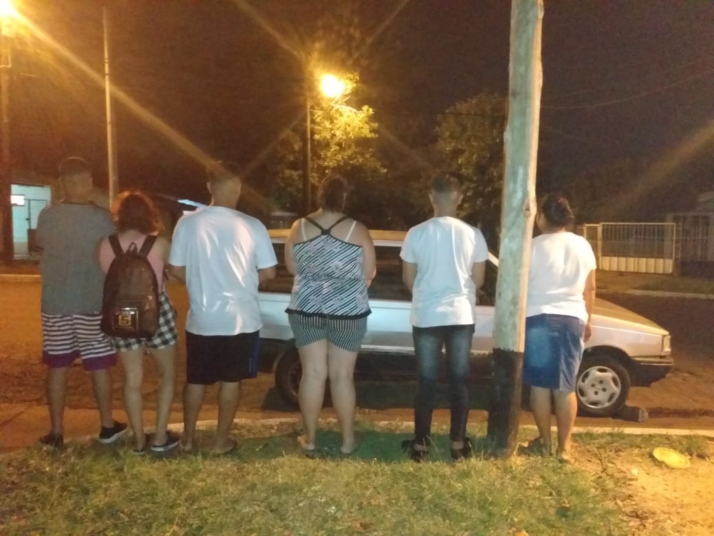 Ocho personas paseaban en un auto en plena colectora de Acceso Sur: fueron demorados por violar la cuarentena