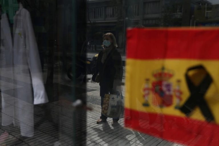 El balance de muertes diarias por coronavirus en España bajó de 400 por primera vez desde el 22 de marzo