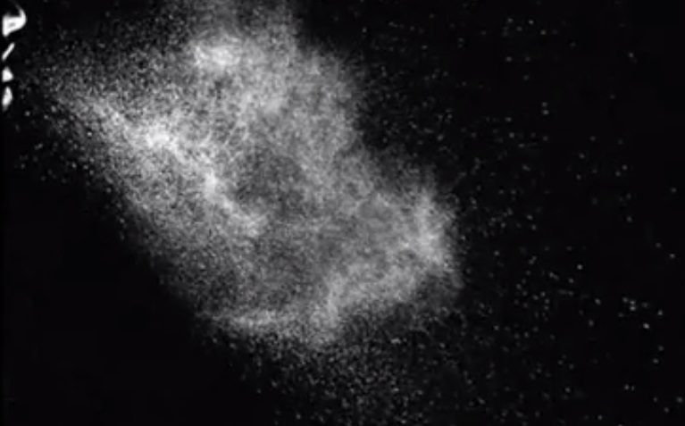 Pandemia: video muestra hasta dónde pueden viajar las partículas de saliva de un estornudo