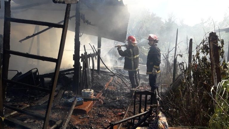 Incendio consumió totalmente una vivienda en Oberá: investigan las causas