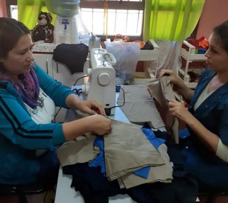 Hogares de Día: continúan con contención de familias y confeccionan mantas para ser donadas