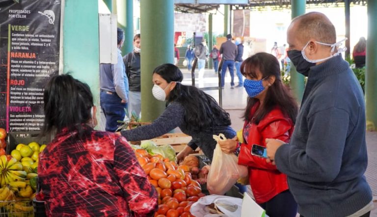 Cientos de personas concurrieron a los Mercados Concentradores Zonales de Posadas y Oberá en esta Semana Santa