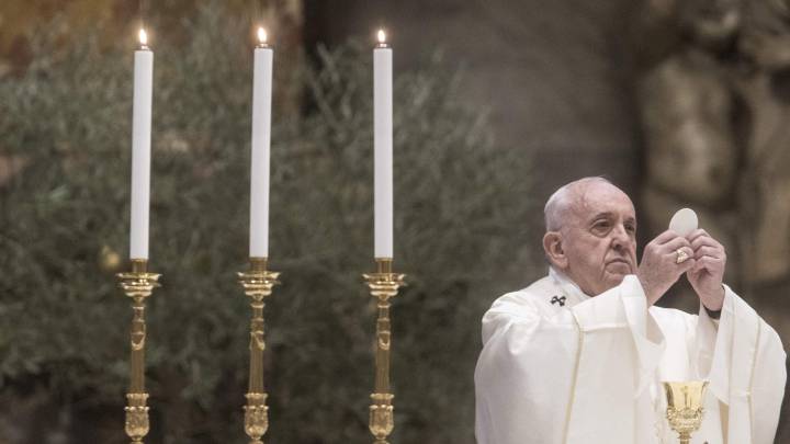 El Papa inició las celebraciones del Viernes Santo en una vacía Basílica de San Pedro