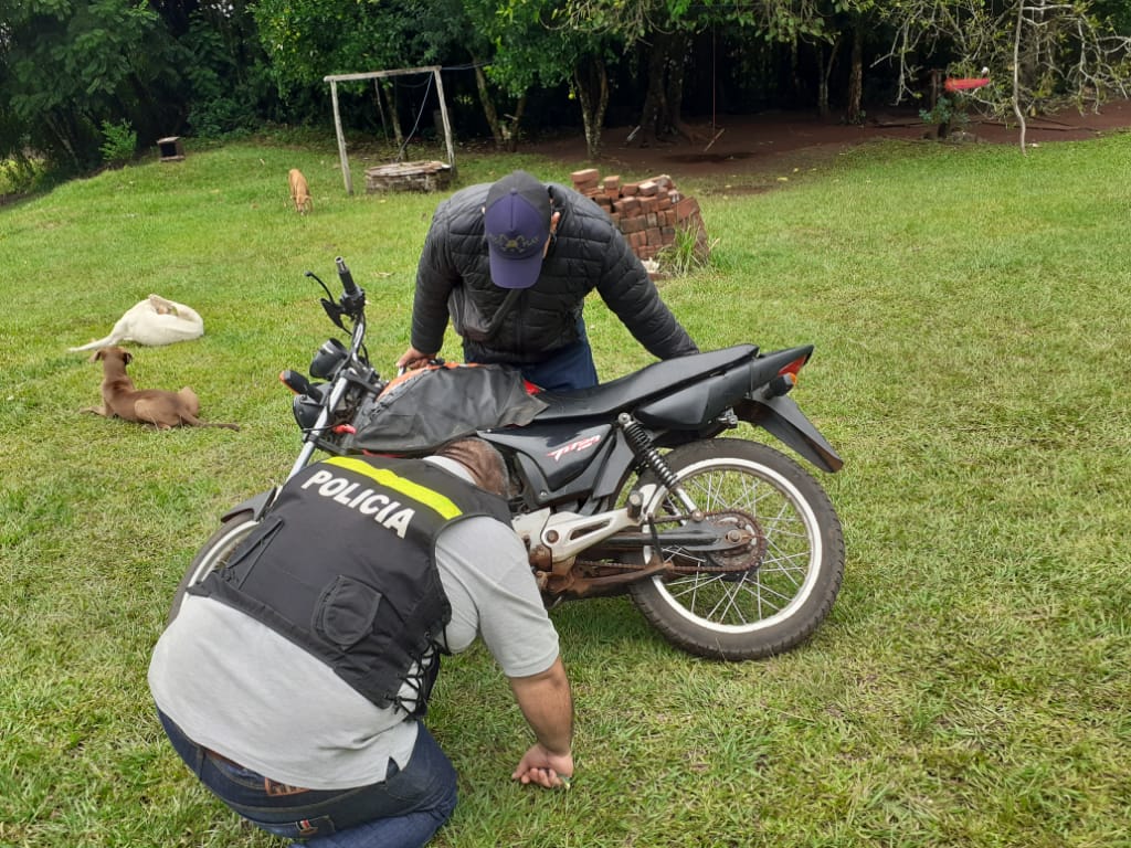 Detuvieron y pasaron a disponibilidad a dos policías involucrados en el robo de una moto