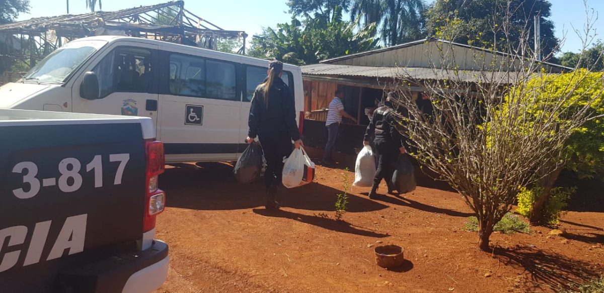 Colonia Aurora: entregaron donaciones a una familia que perdió todo en un incendio