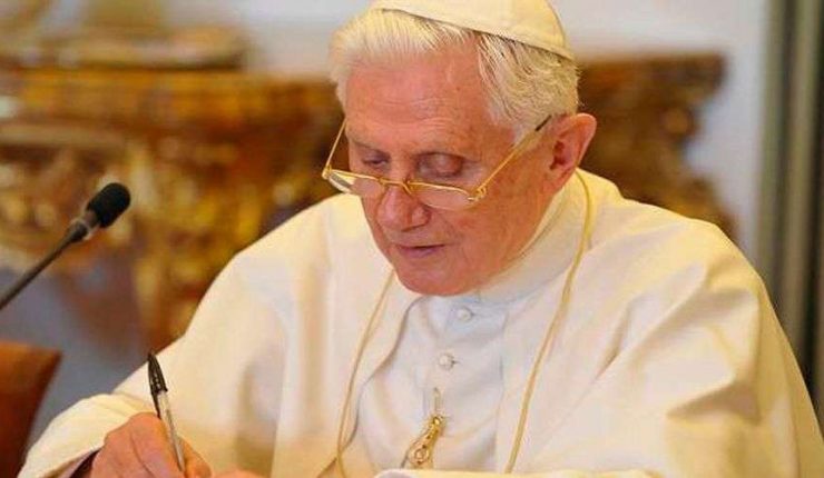Para Benedicto XVI, el matrimonio igualitario y el aborto legal son obras del "Anticristo"