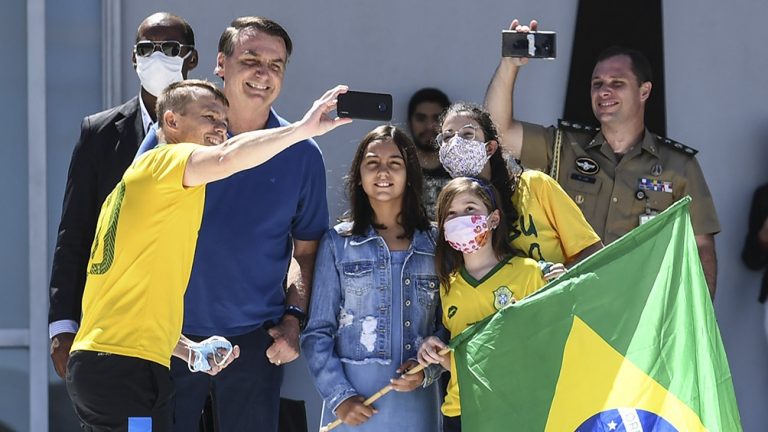 Brasil: Jair Bolsonaro insiste con el regreso del fútbol
