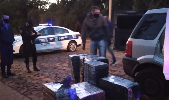 Interceptaron un vehículo con 525 gruesas de cigarrillos sin aval aduanero en Posadas