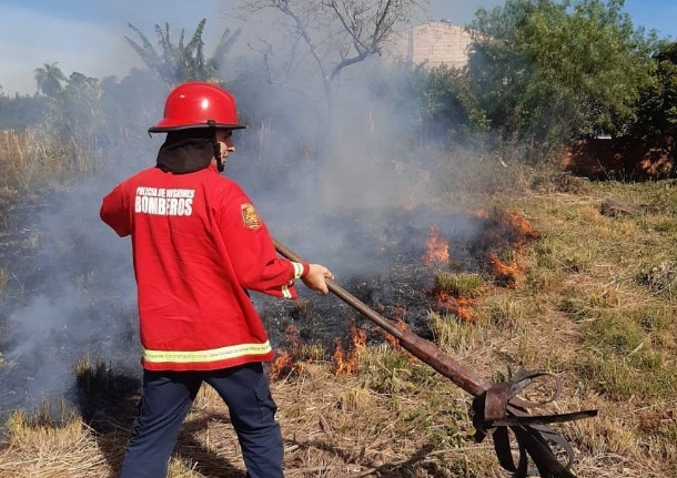 Bomberos sofocaron un incendio de malezas en el barrio Los Potrillos de Garupá