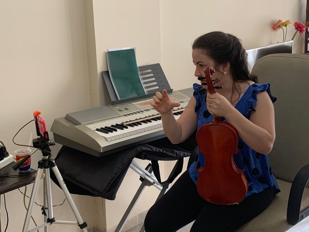 Niños y jóvenes hacen sonar sus instrumentos en casa