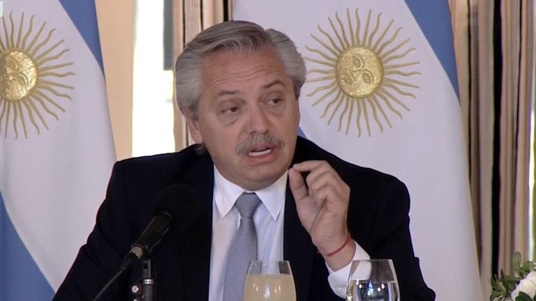 Fernández a empresarios: "Todos los argentinos le pagamos el 50% del sueldo a sus empleados"