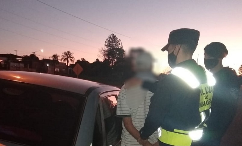 Un conductor alcoholizado cayó en un control vial haciendo zigzag, chocó un cono de seguridad y lo detuvieron