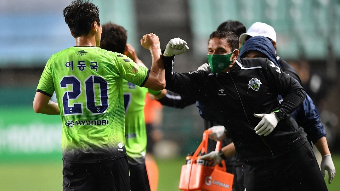 Volvió el fútbol en Corea del Sur: festejos sin contacto y parlantes para alentar