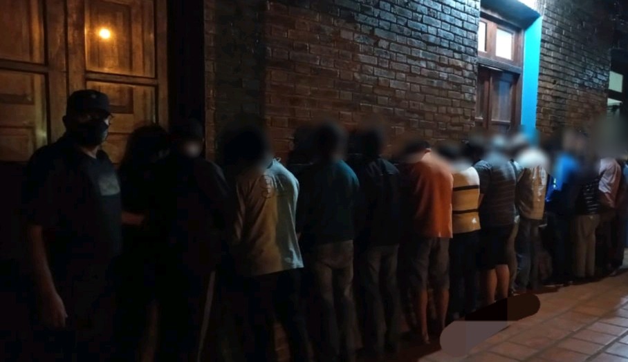 Más de 30 personas fueron detenidas por incumplir la cuarentena y provocar desorden en la vía pública