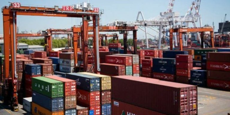 En abril, las exportaciones e importaciones cayeron hasta 30,1%
