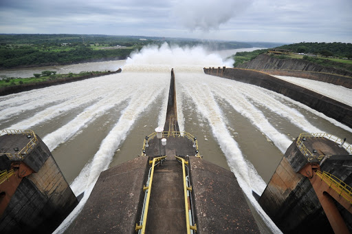 La represa Itaipú volvió a reabrir sus compuertas para mitigar la bajante del Paraná