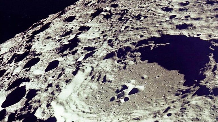 La foto que muestra los cráteres de la Luna en su máximo esplendor