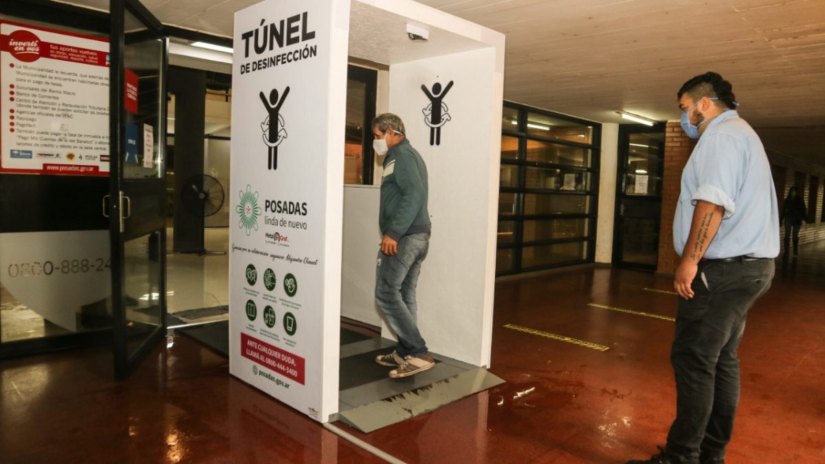 Posadas: instalaron un túnel de desinfección de personas al ingreso de la Municipalidad