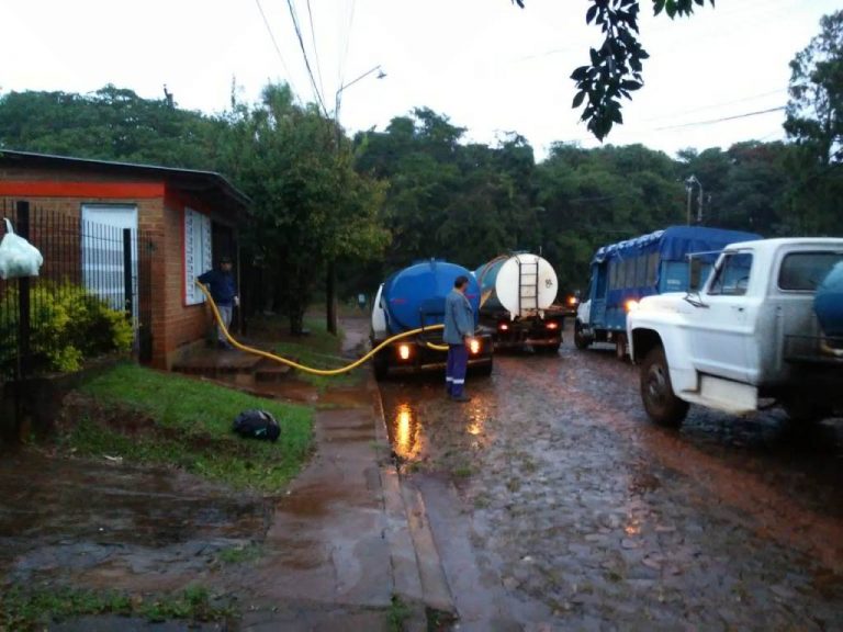 Distribución de agua potable en barrios obereños afectados por la faltante del servicio