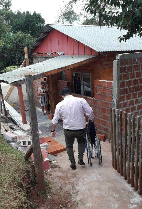 Incluir Salud entregó silla de ruedas adaptada a beneficiario de Oberá