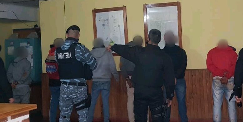 Fueron detenidos por amenazar a policías con cuchillos y machetes