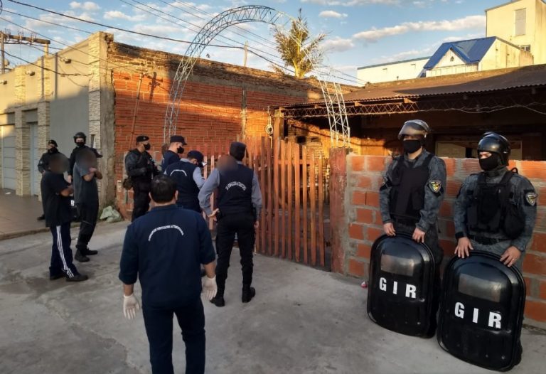 Red de estafadores en Posadas: tras allanamientos, la Policía detuvo a cinco personas de la comunidad gitana