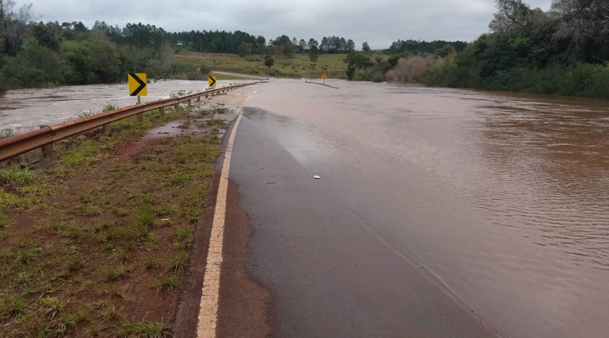 Desbordó el arroyo Persiguero y sobrepasó el puente sobre Ruta Provincial costera N° 2