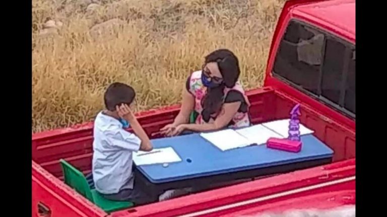La maestra que sale a dar clase en la parte de atrás de una camioneta
