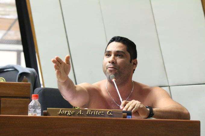Diputado paraguayo se sacó la camisa en plena Asamblea para pedir reapertura con Brasil
