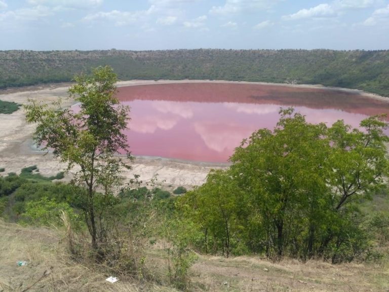 Misterio en la India: un lago creado por un meteorito deslumbra a los científicos al volverse rosado
