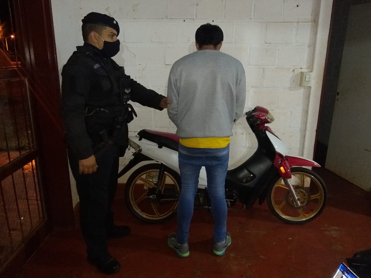 Manejaba una moto robada, intentó escapar en contramano y fue capturado